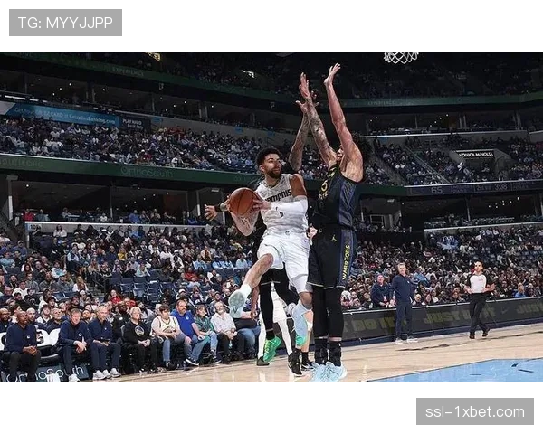 勇士大胜灰熊，残阵九人轮换展现冠军体系深度